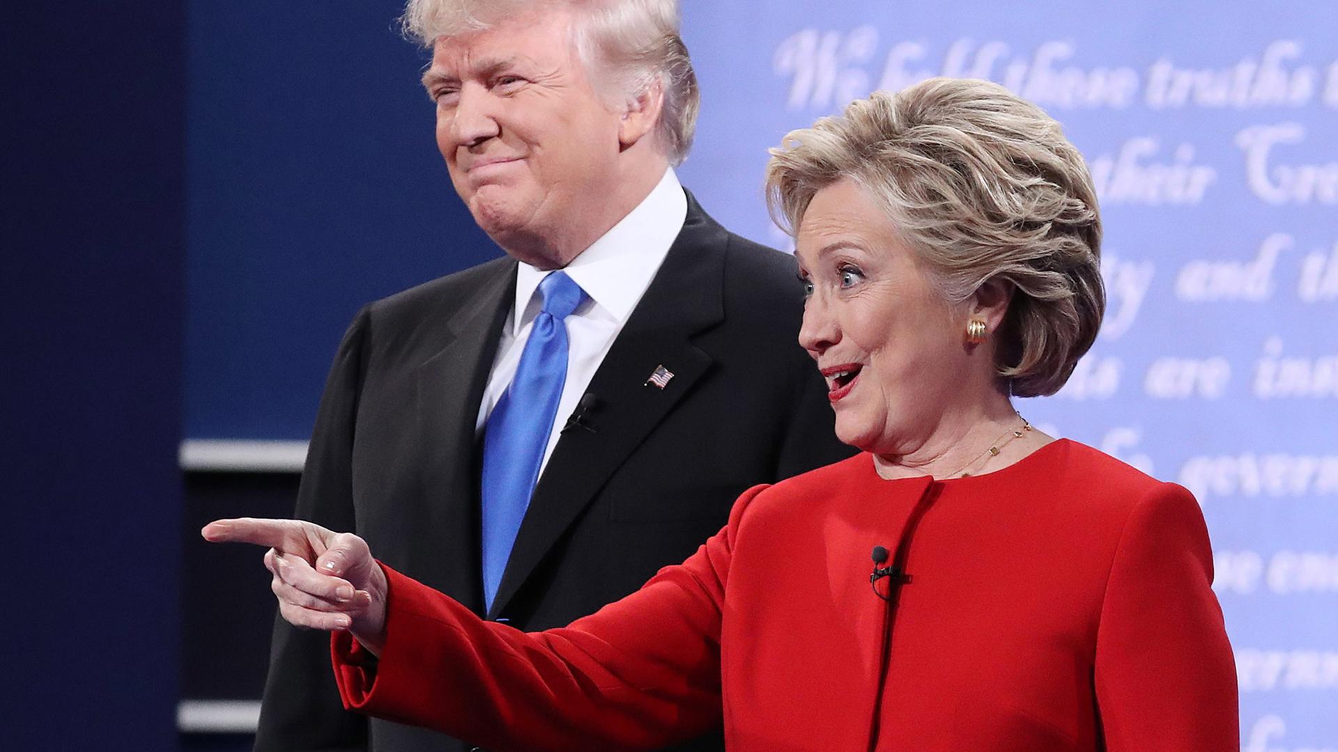 Hillary Clinton (R) und Donald Trump kurz vor dem TV-Duell. Hillary Clinton (R) und Donald Trump kurz vor dem TV-Duell.