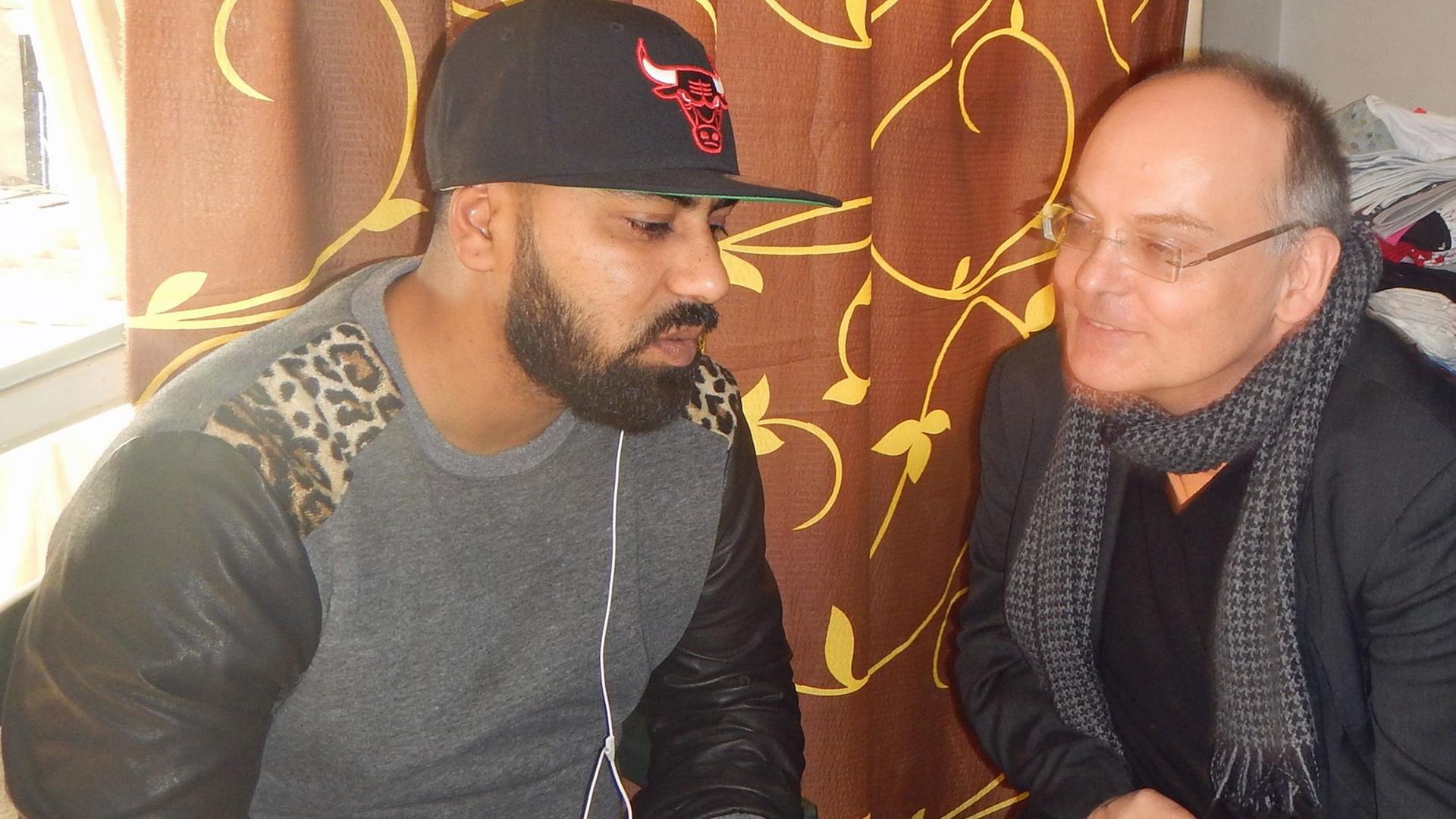 Rapper Albert Al Alion (links) im Gespräch mit ARD-Korrespondent Stephan Ozsvath. Rapper Albert Al Alion (links) im Gespräch mit ARD-Korrespondent Stephan Ozsvath.