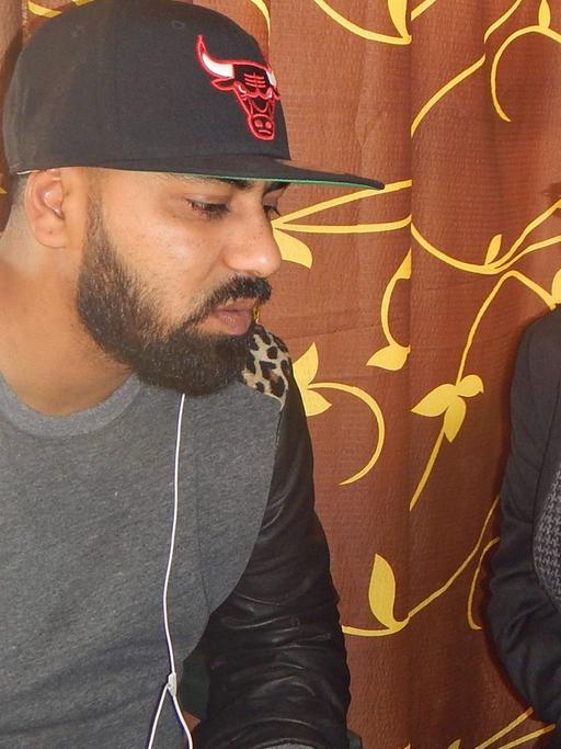 Rapper Albert Al Alion (links) im Gespräch mit ARD-Korrespondent Stephan Ozsvath.