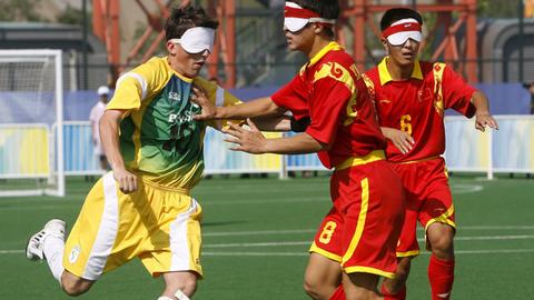 Blinde Fußballer aus Brasilien (l) und China während der Paralympics 2008 in China
