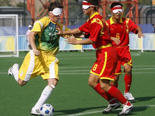 Blinde Fußballer aus Brasilien (l) und China während der Paralympics 2008 in China