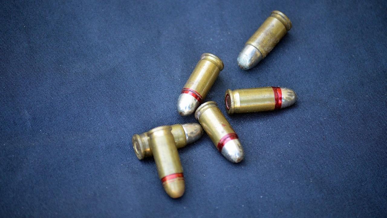 Von der Polizei sichergestellte Patronen liegen auf einem Tisch. Das thüringische Landeskriminalamt hat in dem Ort im Unstrut-Hainich-Kreis einen verdächtigen Gegenstand untersucht, bei dem es sich um ein Sprengmittel handeln könnte. Ein Mehrfamilienhaus wurde deshalb am Morgen geräumt. Von der Polizei sichergestellte Patronen liegen auf einem Tisch. Das thüringische Landeskriminalamt hat in dem Ort im Unstrut-Hainich-Kreis einen verdächtigen Gegenstand untersucht, bei dem es sich um ein Sprengmittel handeln könnte. Ein Mehrfamilienhaus wurde deshalb am Morgen geräumt.