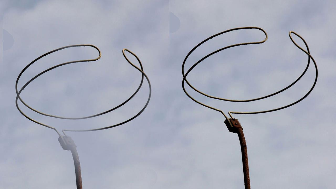 Rundfunk Antenne aus der Nostalgiezeit des Radios auf einem Hausdach am Niederrhein. Rundfunk Antenne aus der Nostalgiezeit des Radios auf einem Hausdach am Niederrhein.