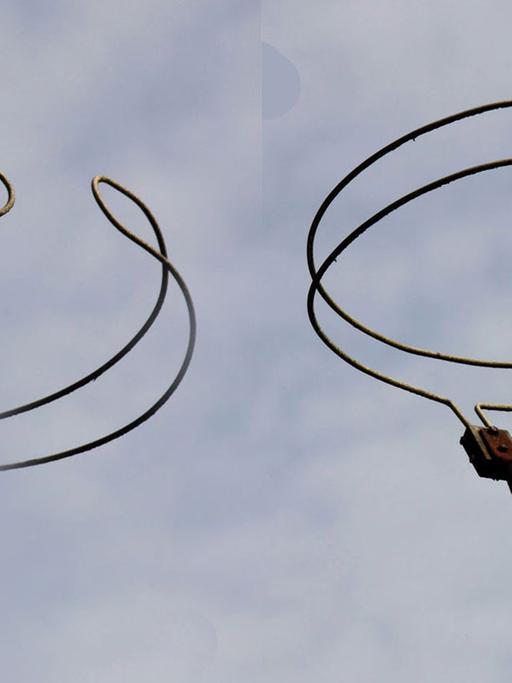 Rundfunk Antenne aus der Nostalgiezeit des Radios auf einem Hausdach am Niederrhein.