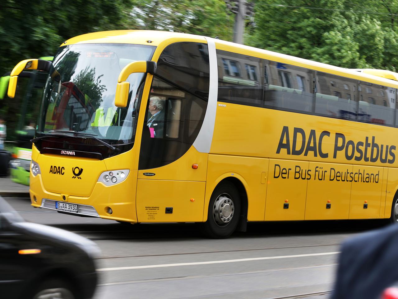 Ein ADAC Postbus fährt durch Leipzig.