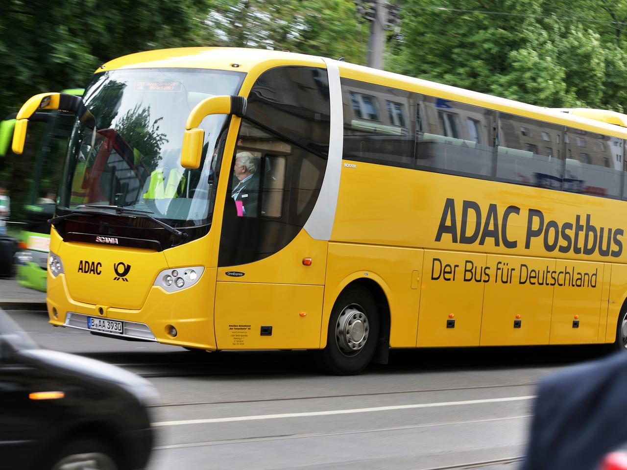 Ein ADAC Postbus fährt durch Leipzig. Ein ADAC Postbus fährt durch Leipzig.