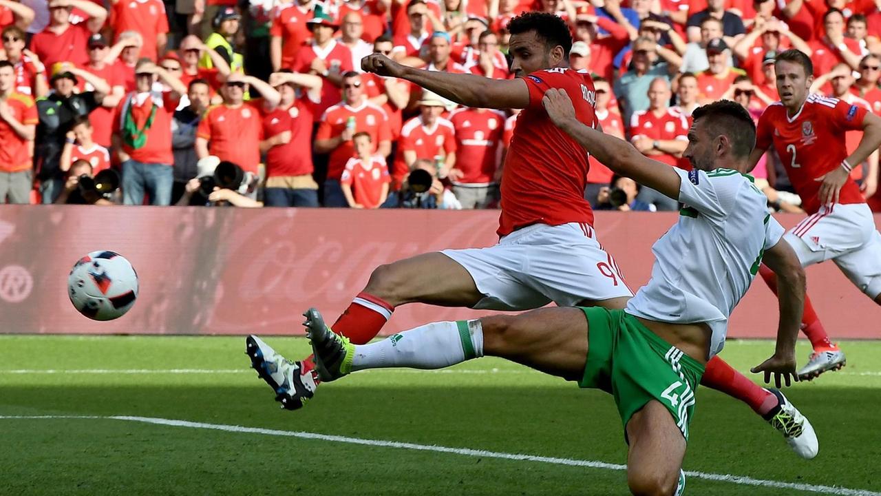 Gareth McAuley bei seinem Eigentor. Gareth McAuley bei seinem Eigentor.