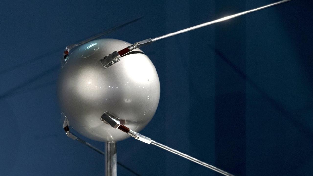 Ein Modell des ersten Satelliten in der Erdumlaufbahn, Sputnik I Ein Modell des ersten Satelliten in der Erdumlaufbahn, Sputnik I