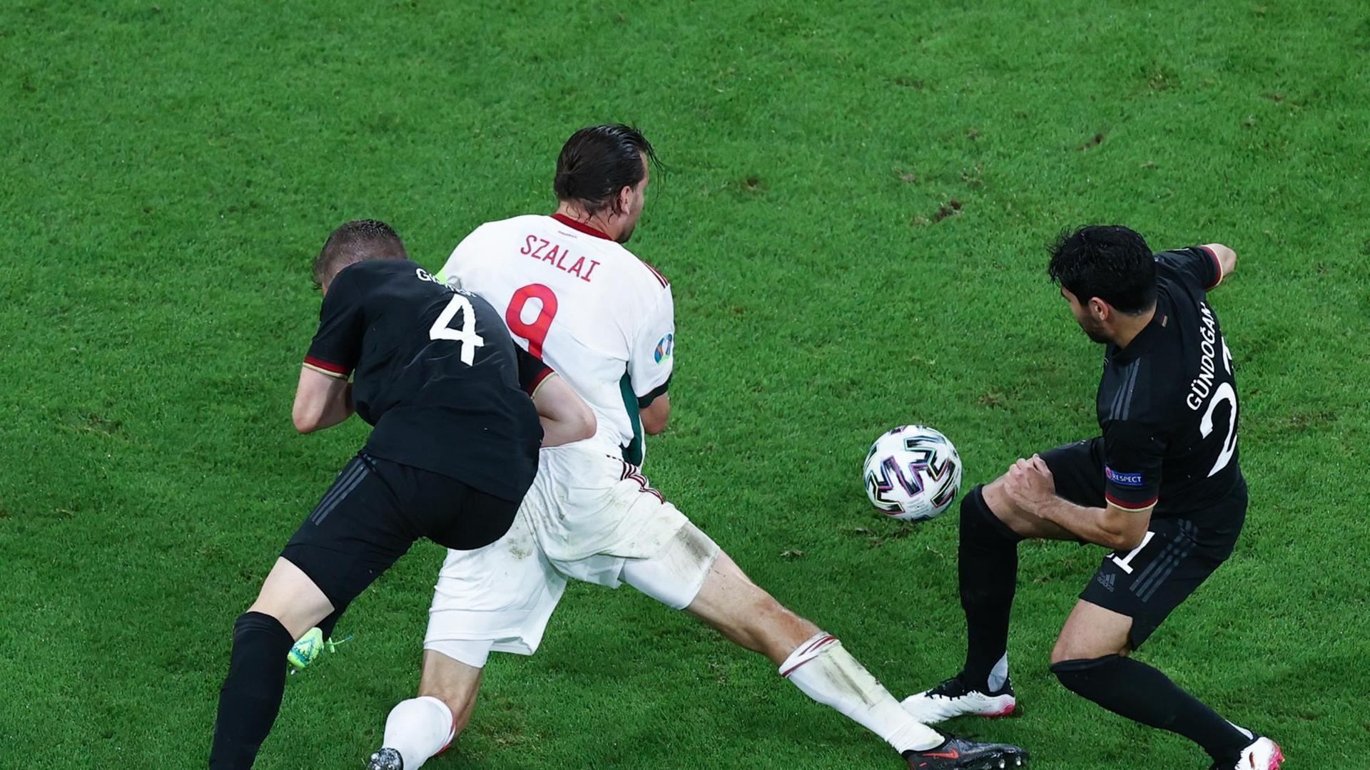 Die deutsche Fußball-Mannschaft spielt gegen die ungarische Fußball-Mannschaft.