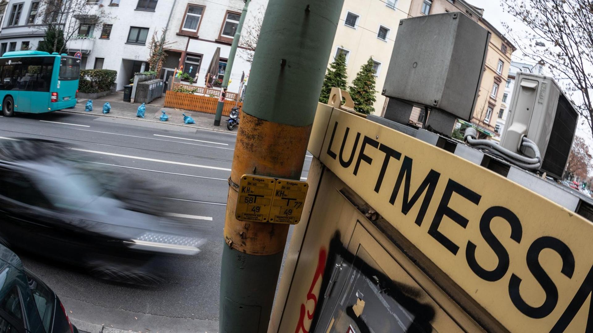 Luftmessgerät, Straße und Häuser im Hintergrund Luftmessgerät, Straße und Häuser im Hintergrund