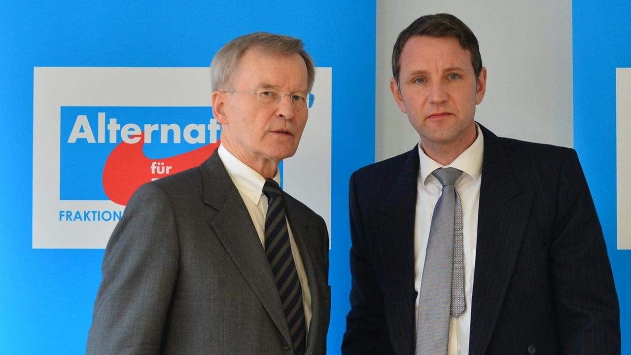 Der Staatsrechtler Karl Albrecht Schachtschneider mit dem thüringischen AfD-Vorsitzenden Björn Höcke: Auch im Auftrag der AfD hat Schachtschneider bereits ein Rechtsgutachten erstellt. Der Staatsrechtler Karl Albrecht Schachtschneider mit dem thüringischen AfD-Vorsitzenden Björn Höcke: Auch im Auftrag der AfD hat Schachtschneider bereits ein Rechtsgutachten erstellt.