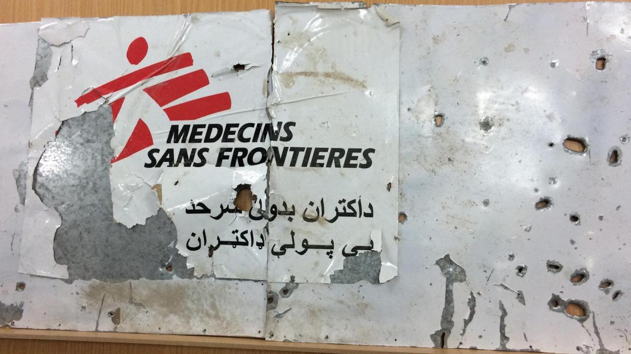 Beschädigtes Schild eines Krankenhauses von Ärzte ohne Grenzen in Afghanistan (November 2015). Damals hatten die USA ein Krankenhaus zerstört. Beschädigtes Schild eines Krankenhauses von Ärzte ohne Grenzen in Afghanistan (November 2015). Damals hatten die USA ein Krankenhaus zerstört.
