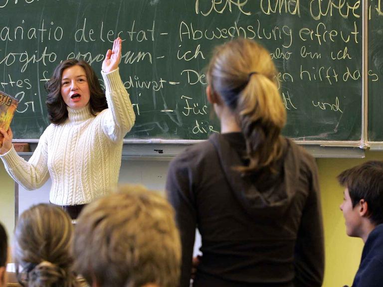 Die Lehrerin Dr. Silvia Schischwani unterichtet in einer 8. Klasse.