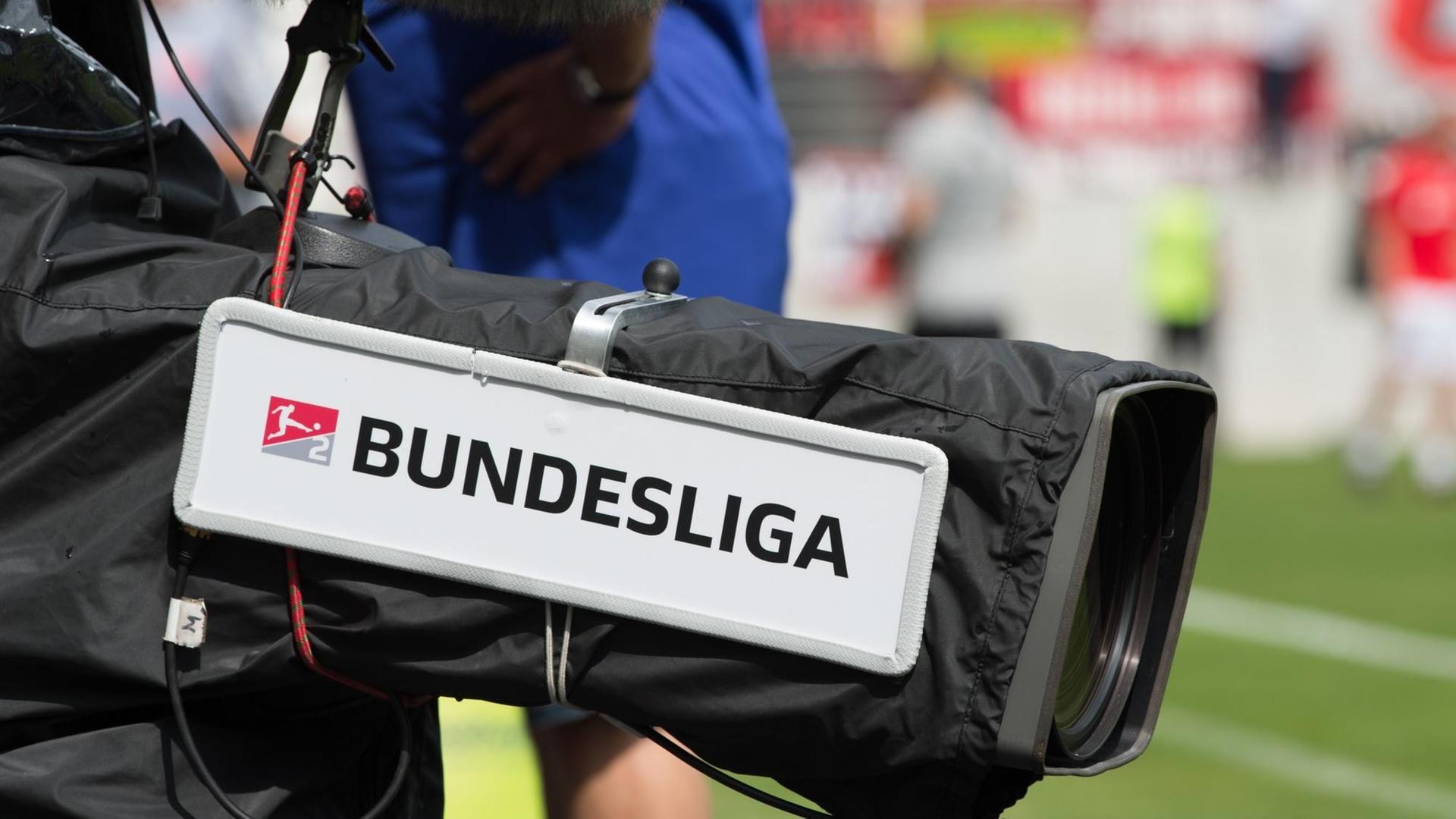 ARCHIV - Fußball: 2. Bundesliga, Erzgebirge Aue - Fortuna Düsseldorf, 2. Spieltag am 06.08.2017 im Sparkassen-Erzgebirgsstadion in Aue (Sachsen). Ein Schild mit der Aufschrift "Bundesliga" hängt an einer Kamera. (Zu dpa "Fußball-Goldrausch beim Pay TV vergrätzt Wirte und Fans" vom 16.08.2017) ARCHIV - Fußball: 2. Bundesliga, Erzgebirge Aue - Fortuna Düsseldorf, 2. Spieltag am 06.08.2017 im Sparkassen-Erzgebirgsstadion in Aue (Sachsen). Ein Schild mit der Aufschrift "Bundesliga" hängt an einer Kamera. (Zu dpa "Fußball-Goldrausch beim Pay TV vergrätzt Wirte und Fans" vom 16.08.2017)