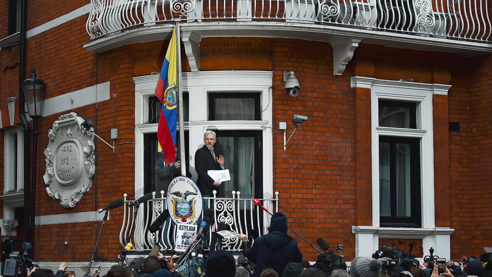 Der Wikileaks-Gründer Julian Assange wohnt derzeit in der ecuadorianischen Botschaft in London: Hier zeigt er sich am 5. Februar 2016 den Journalisten bei einer Pressekonferenz Der Wikileaks-Gründer Julian Assange wohnt derzeit in der ecuadorianischen Botschaft in London: Hier zeigt er sich am 5. Februar 2016 den Journalisten bei einer Pressekonferenz