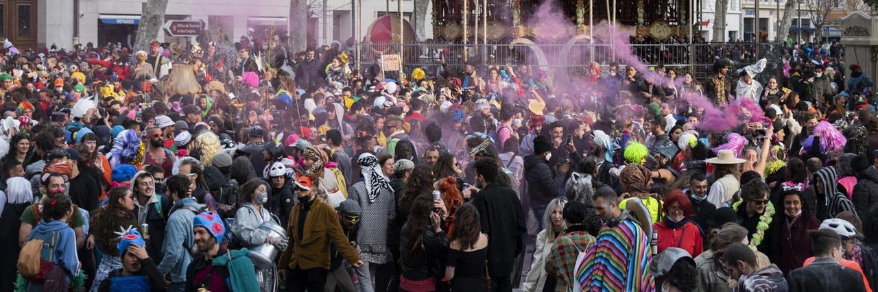 Tausende Menschen nehmen an einem improvisierten, aber nicht genehmigten Karnevalsumzug in Marseille teil. Tausende Menschen nehmen an einem improvisierten, aber nicht genehmigten Karnevalsumzug in Marseille teil.