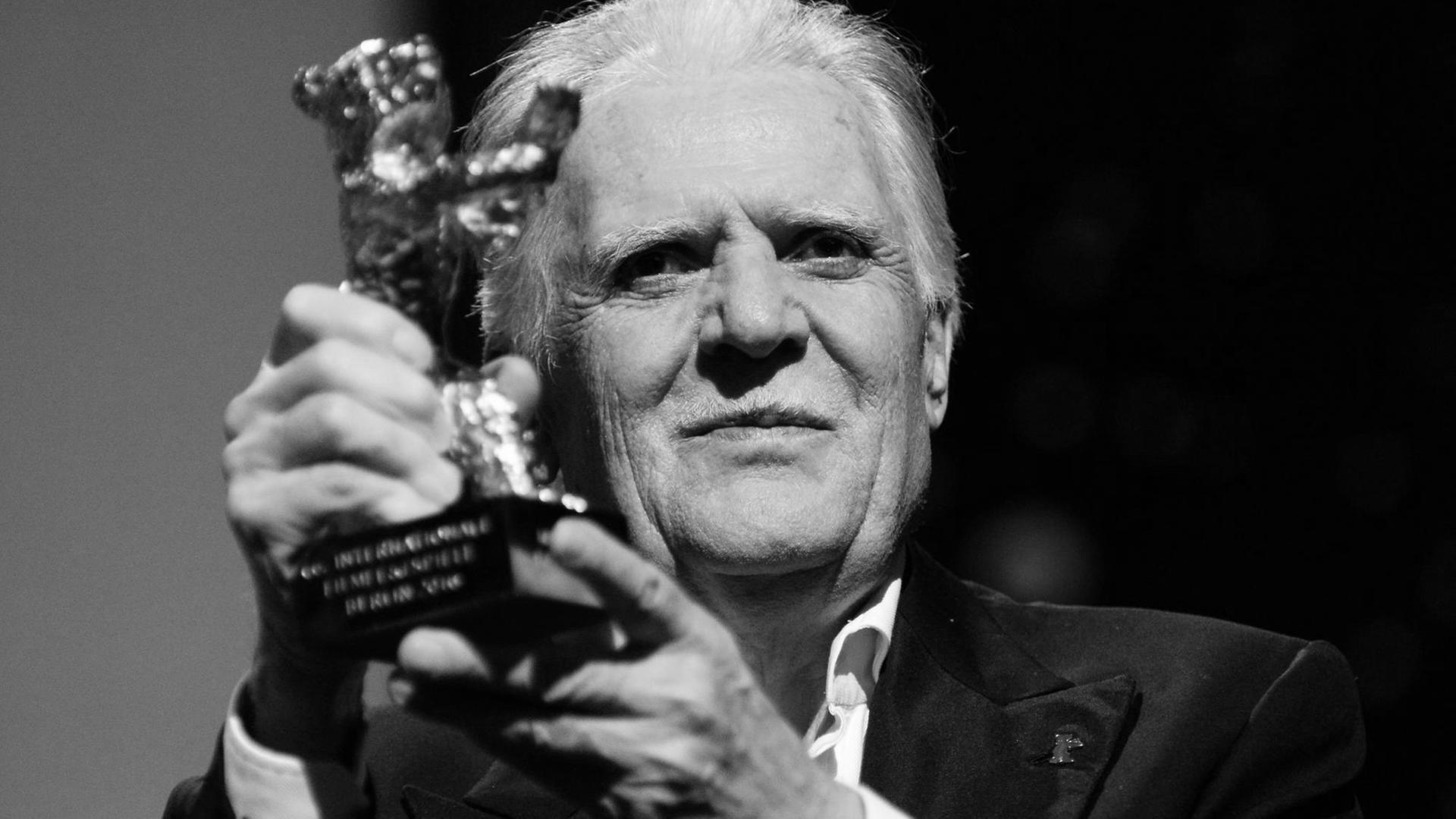 Der Kameramann Michael Ballhaus hält den "Goldenen Ehrenbären", mit dem er 2016 bei der Berlinale ausgezeichnet wurde. Der Kameramann Michael Ballhaus hält den "Goldenen Ehrenbären", mit dem er 2016 bei der Berlinale ausgezeichnet wurde.