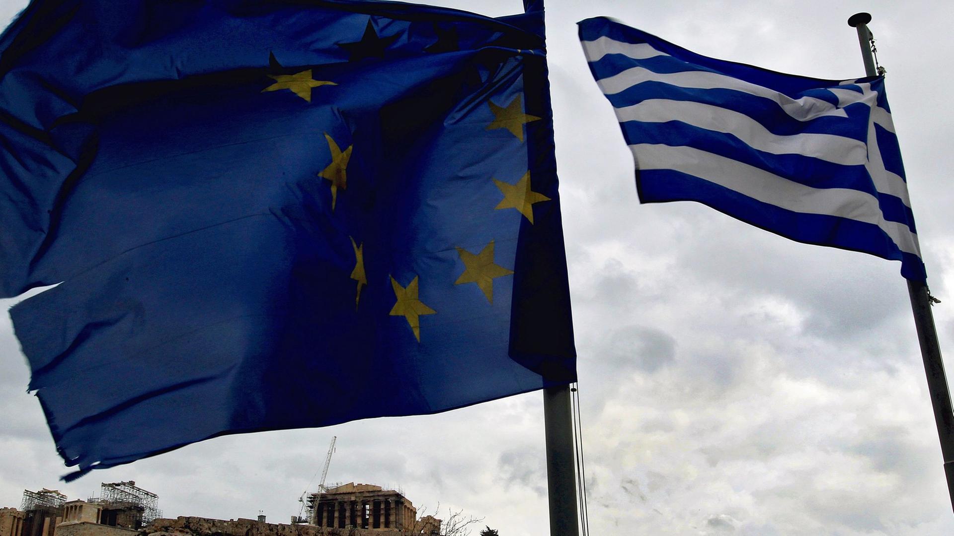Die griechische und europäische Flagge wehen vor dem Parthenon-Tempel auf der Akropolis. Die griechische und europäische Flagge wehen vor dem Parthenon-Tempel auf der Akropolis.