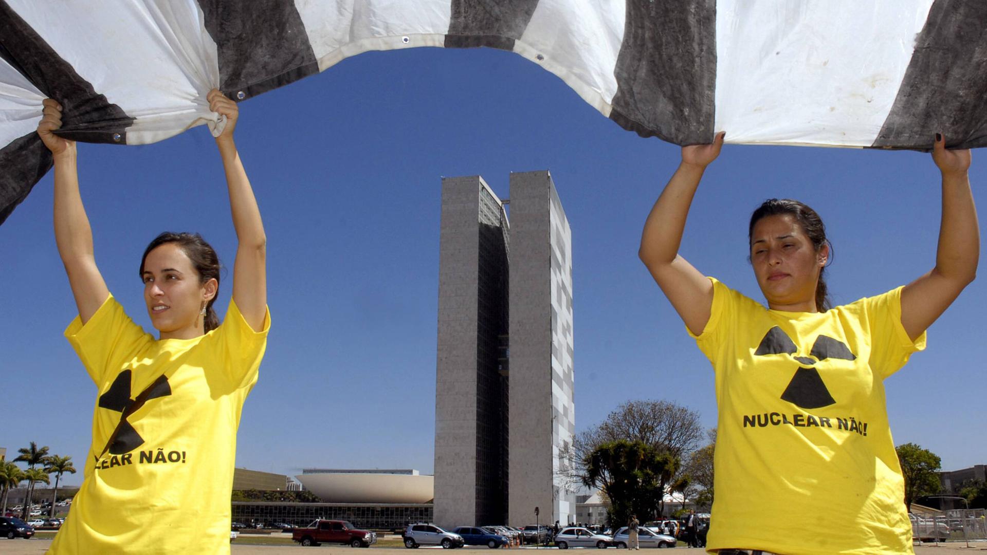 Zwei Demonstrantinnen bei einem Protest gegen den Bau des Atomkraftwerks Angra 3 in Brasilia