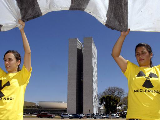 Zwei Demonstrantinnen bei einem Protest gegen den Bau des Atomkraftwerks Angra 3 in Brasilia