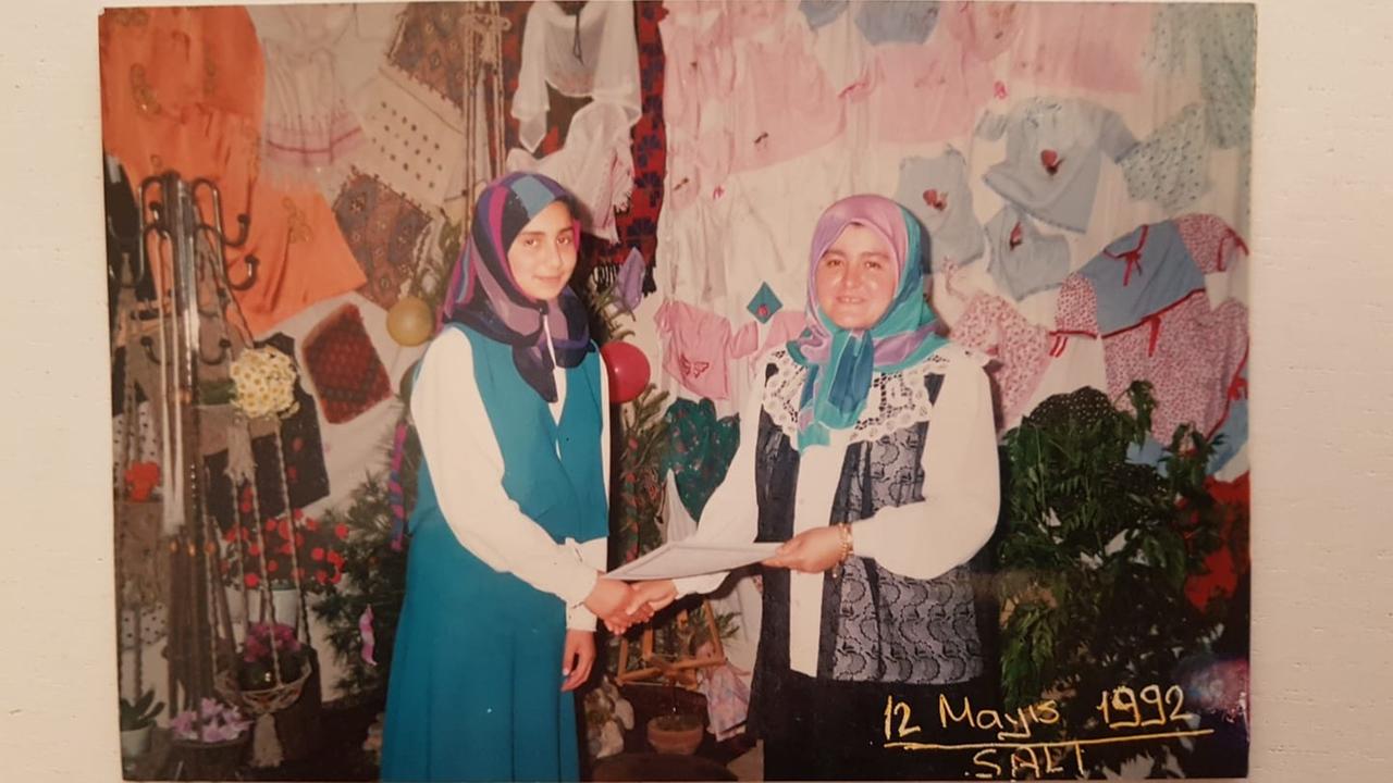 Foto eines analogen Fotos vom 12. Mai 1992: Eine ältere Frau gibt einer...</p>

                        <a href=