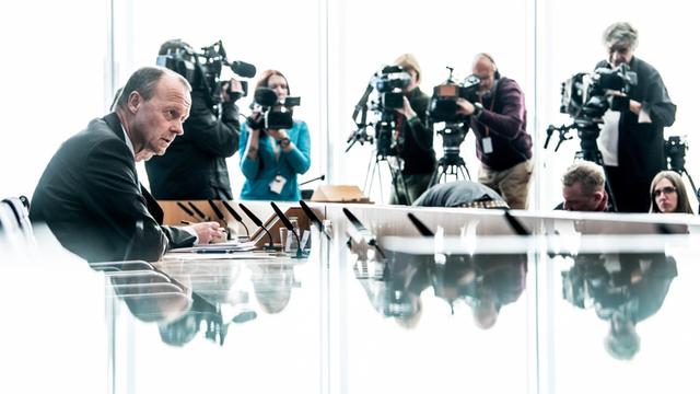 Friedrich Merz (CDU) äußert sich bei einer Pressekonferenz zu seiner Kandidatur für das Amt des Parteivorsitzenden der CDU. Im Hintergrund sind Kameras und Fotografen zu sehen.