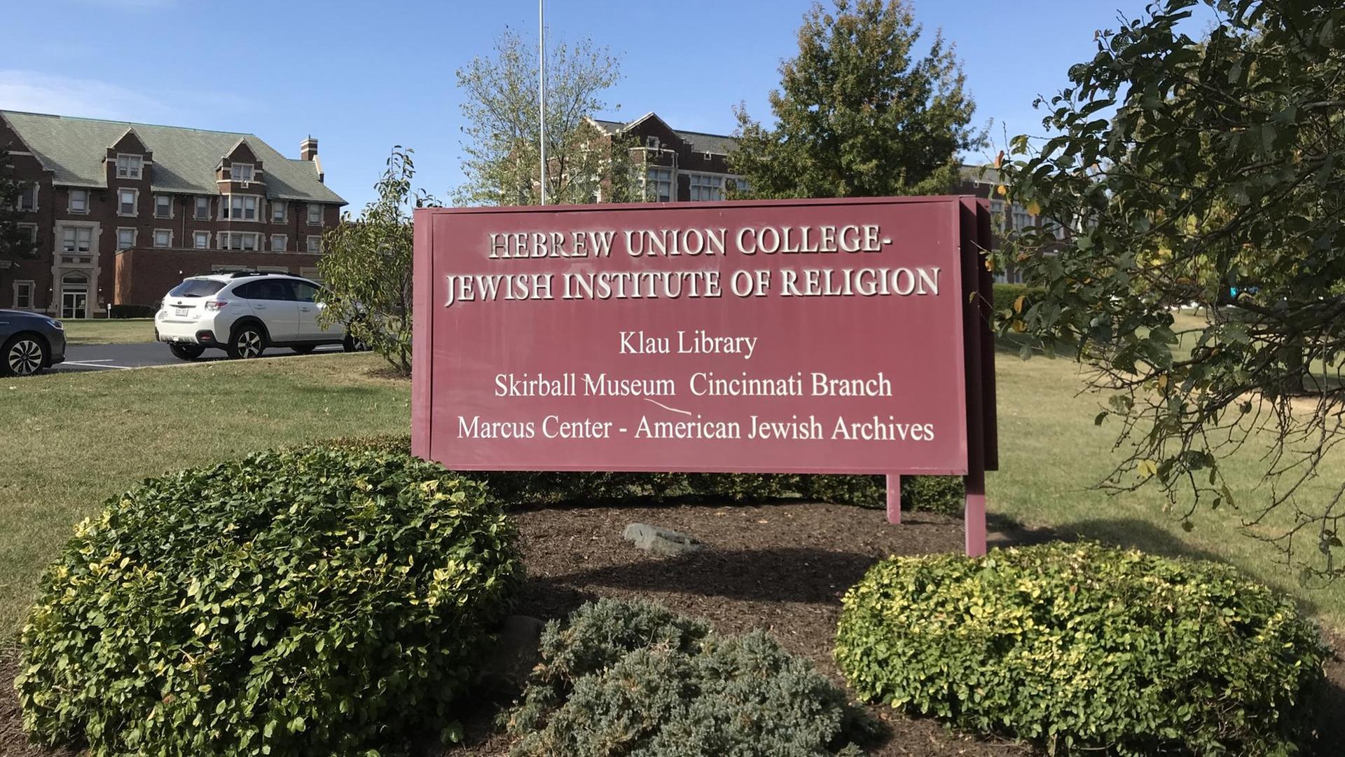 Ein Schild auf dem Campus des Hebrew Union Colleges in Cincinnati Ein Schild auf dem Campus des Hebrew Union Colleges in Cincinnati
