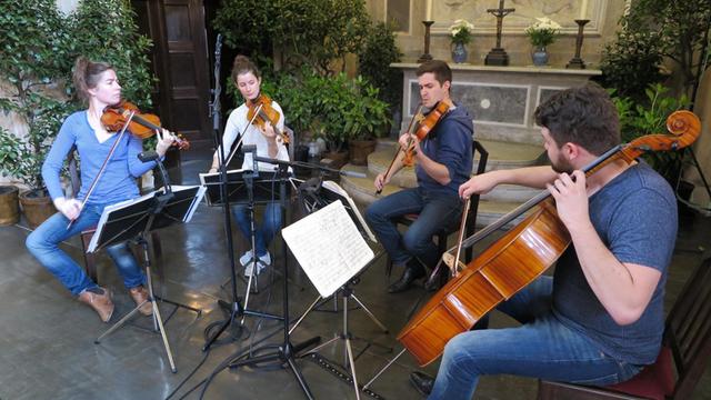 Die Musikerinnen und Musiker des Aris Quartetts proben zum Grundton D-Konzert in der Friedhofshalle im sächsischen Meerane