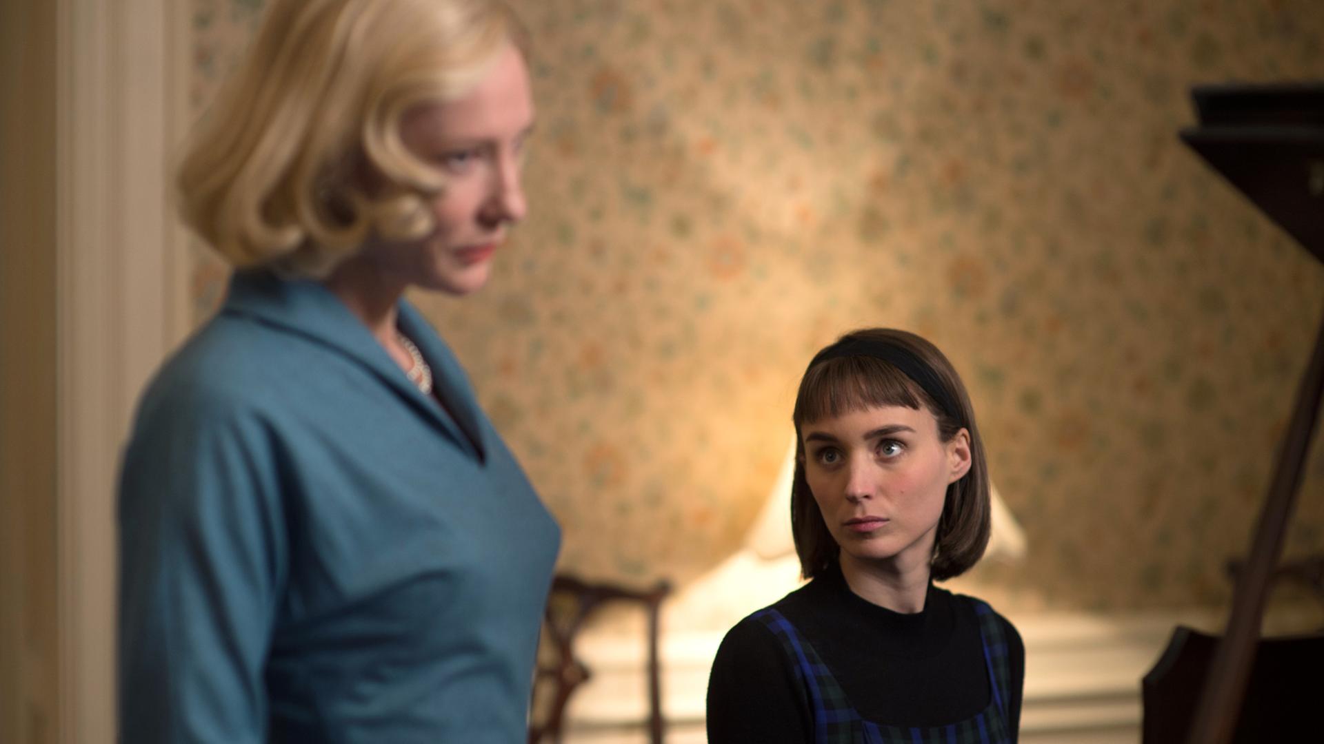 Therese (Rooney Mara, r.) und Carol (Cate Blanchett) in einer Szene des Films "Carol". Therese (Rooney Mara, r.) und Carol (Cate Blanchett) in einer Szene des Films "Carol".