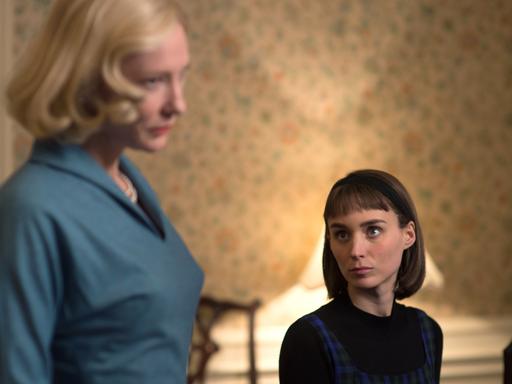 Therese (Rooney Mara, r.) und Carol (Cate Blanchett) in einer Szene des Films "Carol".