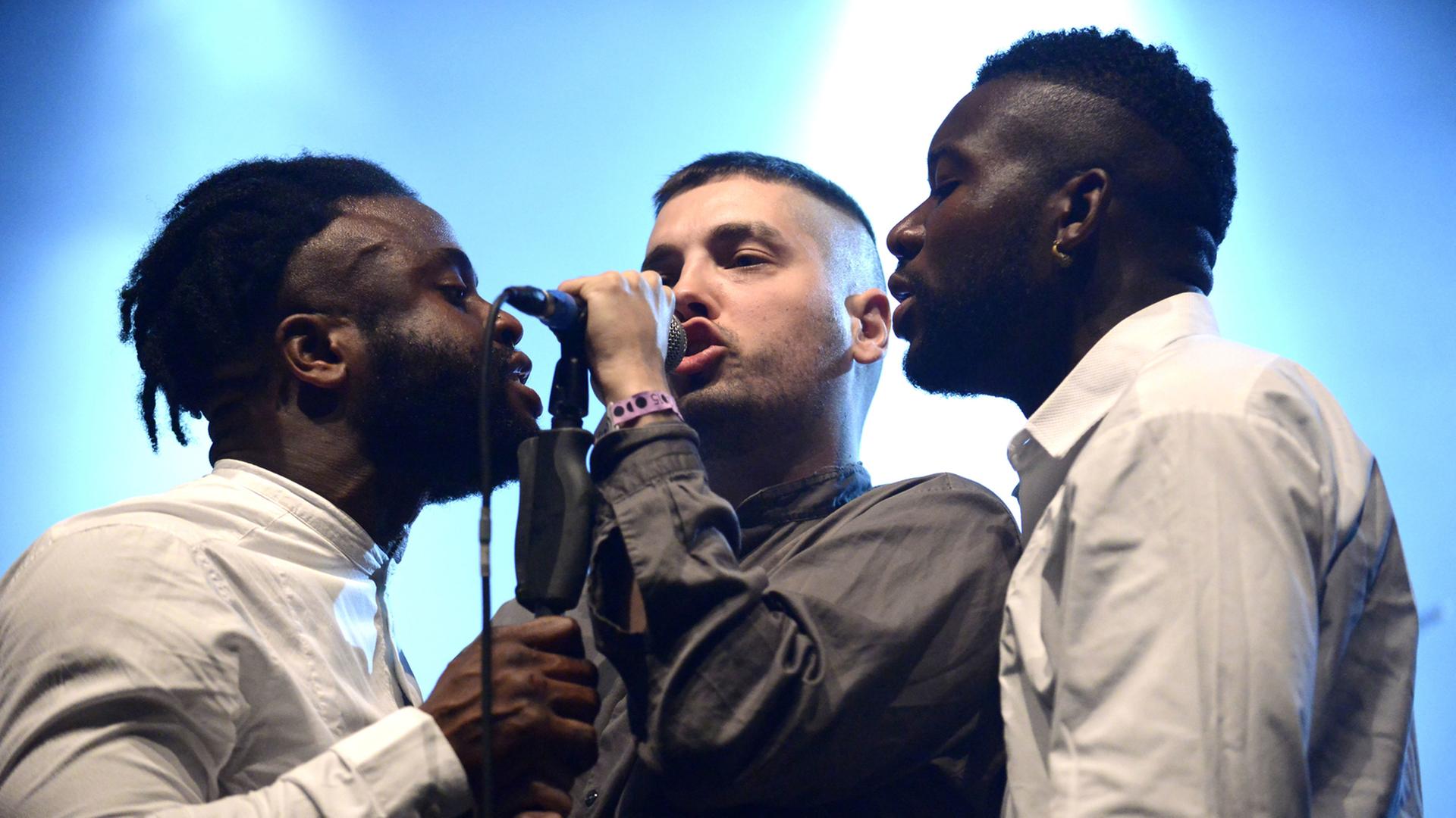 Die Band Young Fathers bei einem Live-Konzert auf dem Melt!-Festival 2015 in Gräfenhainchen Die Band Young Fathers bei einem Live-Konzert auf dem Melt!-Festival 2015 in Gräfenhainchen