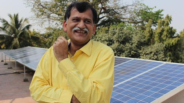 Porträt von Ravi Chellam vor einer Solarpanele