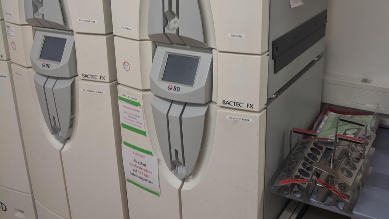 Vollautomatisches Labor zur Sepsis-Diagnostik im Keller des Krankenhauses Greifswald