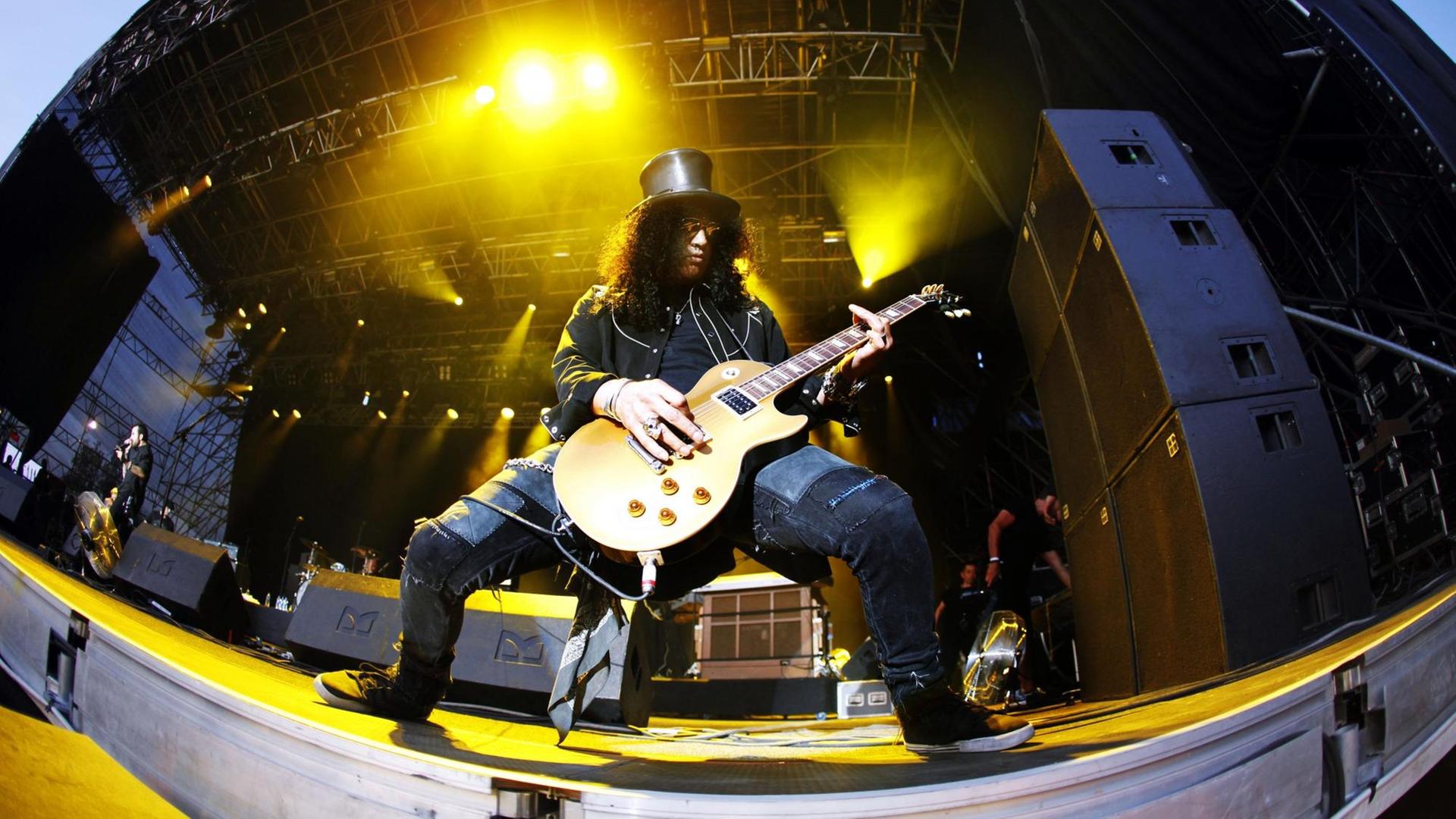 Slash, der ehemalige Gitarrist der US-Band Guns N' Roses, während eines Auftritts beim Quart Music Festival in Kristiansand, Norwegen. Slash, der ehemalige Gitarrist der US-Band Guns N' Roses, während eines Auftritts beim Quart Music Festival in Kristiansand, Norwegen.