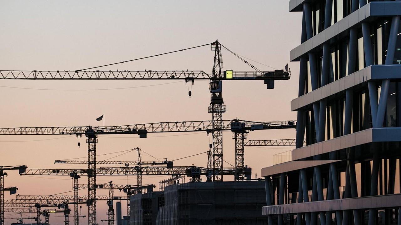 Kräne stehen zwischen Hausfassaden in Berlin. Kräne stehen zwischen Hausfassaden in Berlin.