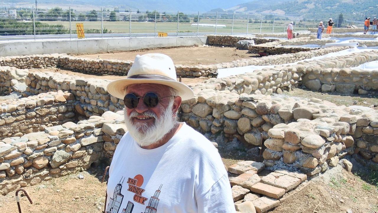 Der bulgarische Archäologe Ilija Kulow auf der archäologischen Baustelle bei Blagoevgrad Der bulgarische Archäologe Ilija Kulow auf der archäologischen Baustelle bei Blagoevgrad