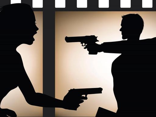 Ein Filmstreifen, auf dem eine Frau und ein Mann mit gezückten Waffen in entgegengesetzte Richtungen gehen.