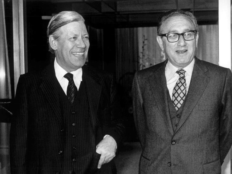 Bundeskanzler Helmut Schmidt und der ehemalige US-Außenminister Henry Kissinger 1979