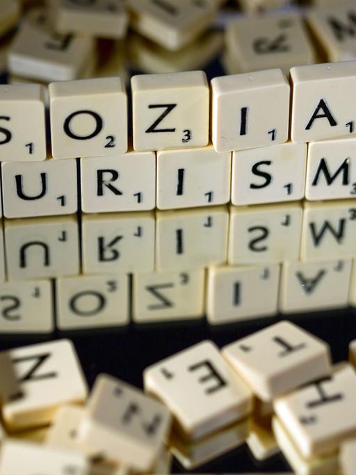 Mit Scrabble-Steinen ist das Unwort des Jahres 2013 "Sozialtourismus" gebildet.