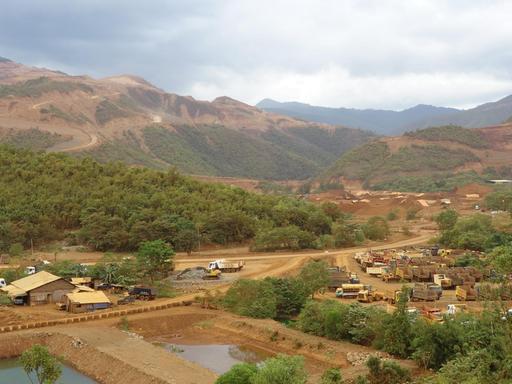 Vor dem Gebirgszug Pulang Lupa ist ein großer Tagebau mit vielen Lastwagen und Baggern zu sehen. (Foto: Thomas Kruchem)