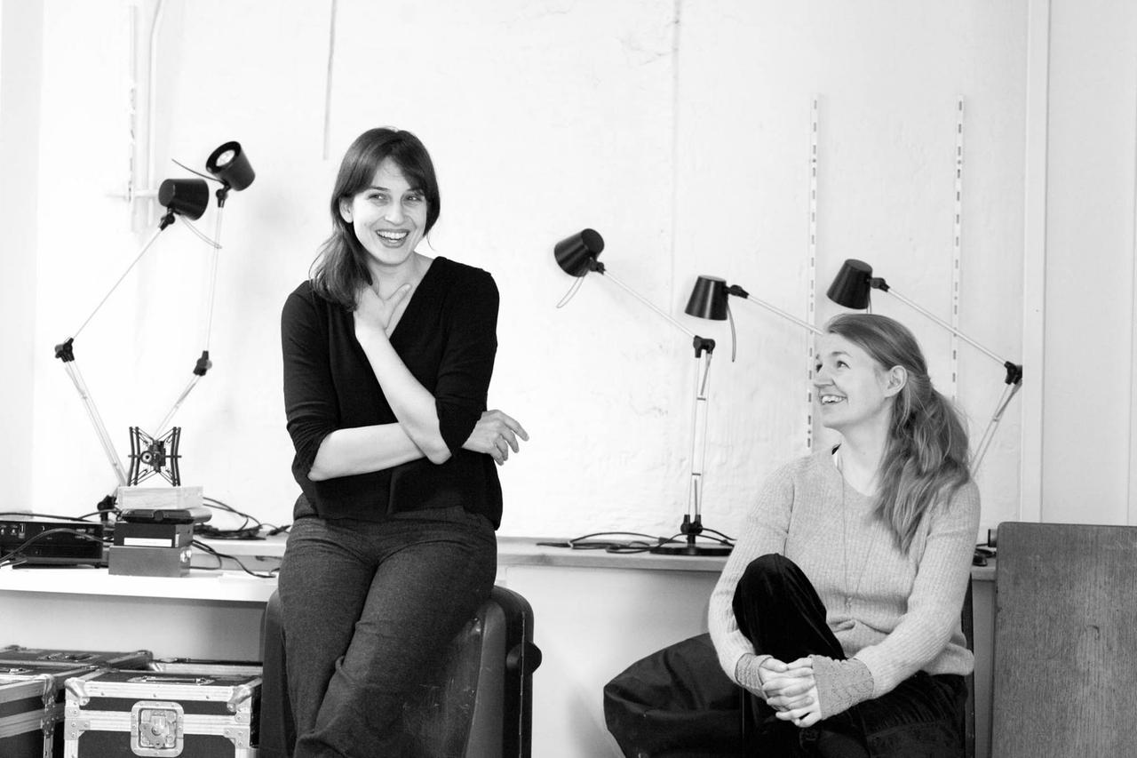 Die Pianistin Heloísa Amaral und die Geigerin Karin Hellqvist in der Arbeitspause Die Pianistin Heloísa Amaral und die Geigerin Karin Hellqvist in der Arbeitspause