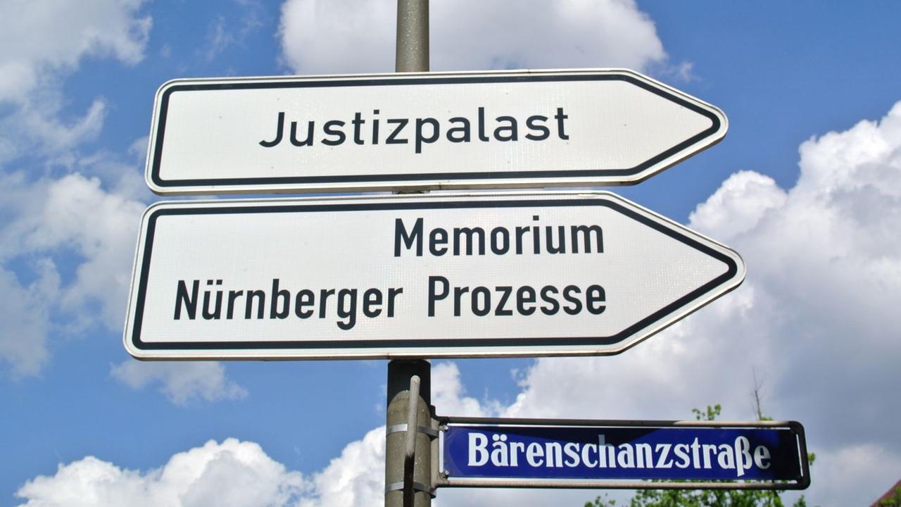 Im Justizpalast fand auch der Nürnberger Prozess statt, wo die größten Kriegsverbrecher angeklagt waren Im Justizpalast fand auch der Nürnberger Prozess statt, wo die größten Kriegsverbrecher angeklagt waren
