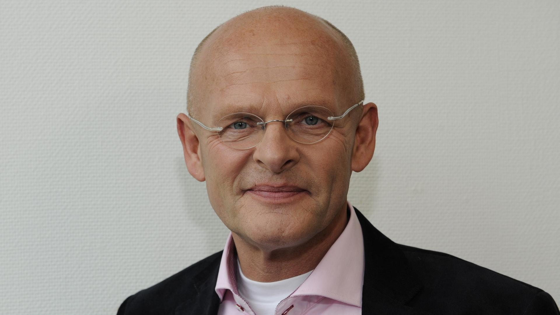 Der Coach, Referent und Autor Johannes Czwalina war 15 Jahre Pfarrer in Basel, bevor er seine Pfarrstelle aufgab. Der Coach, Referent und Autor Johannes Czwalina war 15 Jahre Pfarrer in Basel, bevor er seine Pfarrstelle aufgab.