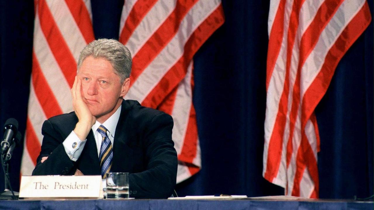 US-Präsident Bill Clinton bei einem zweitägigen Gipfel zur Sozialversicherung am 8.12.1998 in Washington. Clinton und seine Berater versuchen in einem Doppelschlag, die Einleitung eines Amtsenthebungsverfahrens zu verhindern.