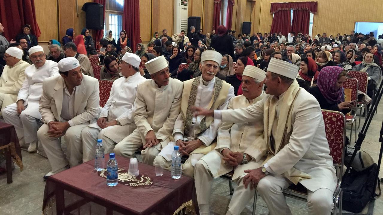 Mitglieder der religiösen Gemeinde der Zoroastrier, sitzen während eines religiösen Festes am 30.01.2016 in Teheran zusammen. Mitglieder der religiösen Gemeinde der Zoroastrier, sitzen während eines religiösen Festes am 30.01.2016 in Teheran zusammen.