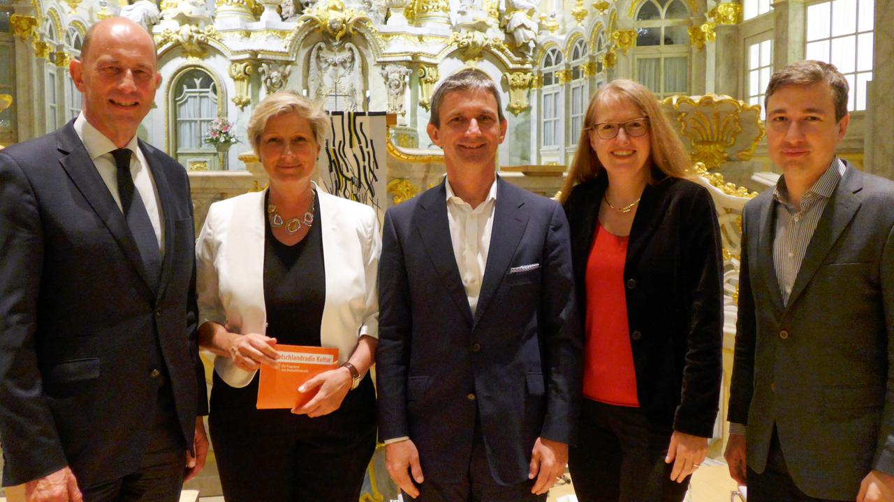 Die Diskussionspartner (v.l.): Wolfgang Tiefensee, Alexandra Gerlach, Helmar Hipp, Edeltraud Günther und Stephan Kühn Die Diskussionspartner (v.l.): Wolfgang Tiefensee, Alexandra Gerlach, Helmar Hipp, Edeltraud Günther und Stephan Kühn