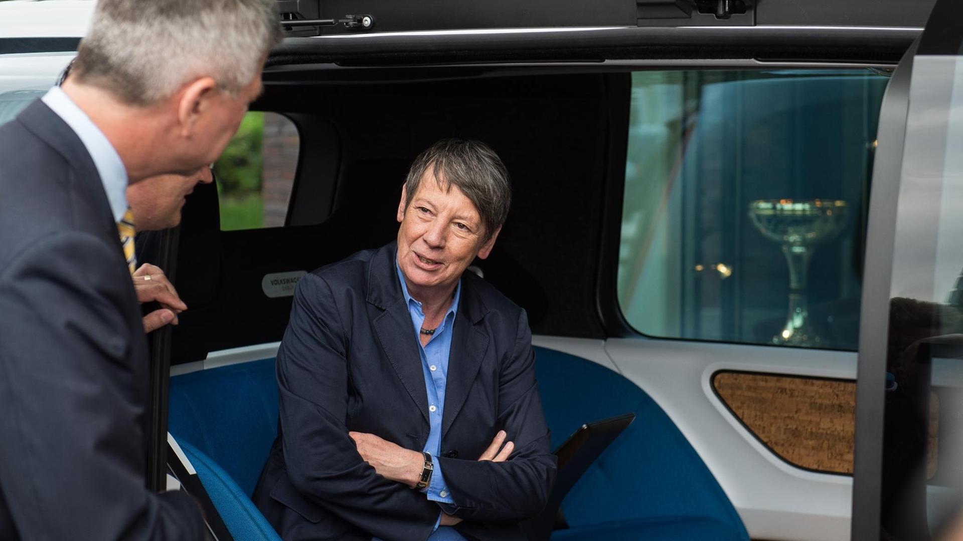 Bundesumweltministerin Barbara Hendricks (SPD) sitzt am 27.07.2017 in einem Volkswagen Sedric auf dem Gelände von Volkswagen in Wolfsburg (Niedersachsen). Bei dem Besuch der Umweltministerin geht es um die Mobilität der Zukunft. Bundesumweltministerin Barbara Hendricks (SPD) sitzt am 27.07.2017 in einem Volkswagen Sedric auf dem Gelände von Volkswagen in Wolfsburg (Niedersachsen). Bei dem Besuch der Umweltministerin geht es um die Mobilität der Zukunft.