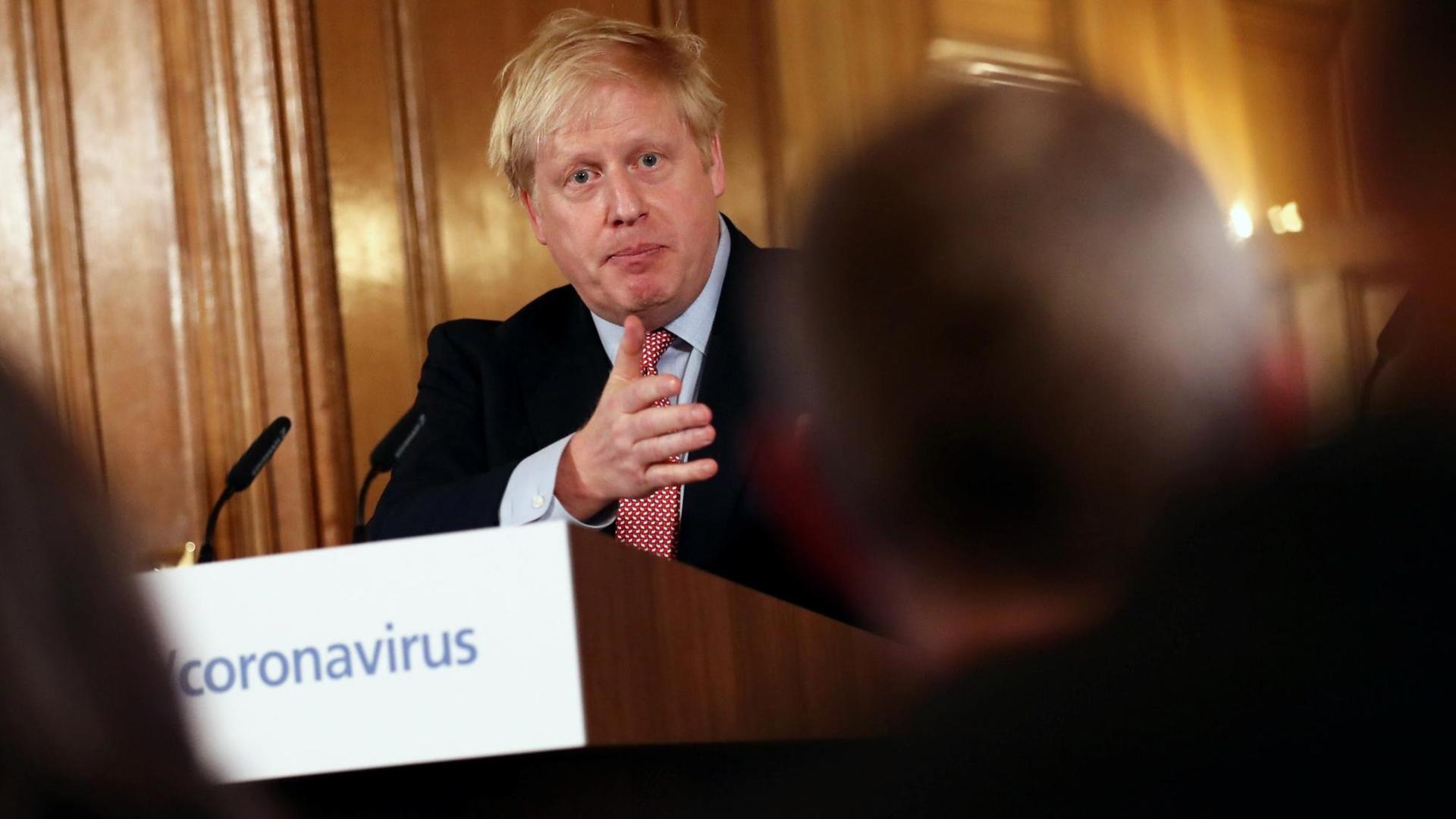Der britische Premierminister Boris Johnson während einer Pressekonferenz, in der es um die Vorgehensweise der Regierung im Umgang mit dem Coronavirus geht