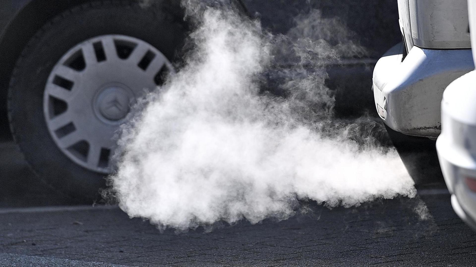 Das Foto zeigt die Abgase eines Dieselfahrzeugs in Essen. Das Foto zeigt die Abgase eines Dieselfahrzeugs in Essen.