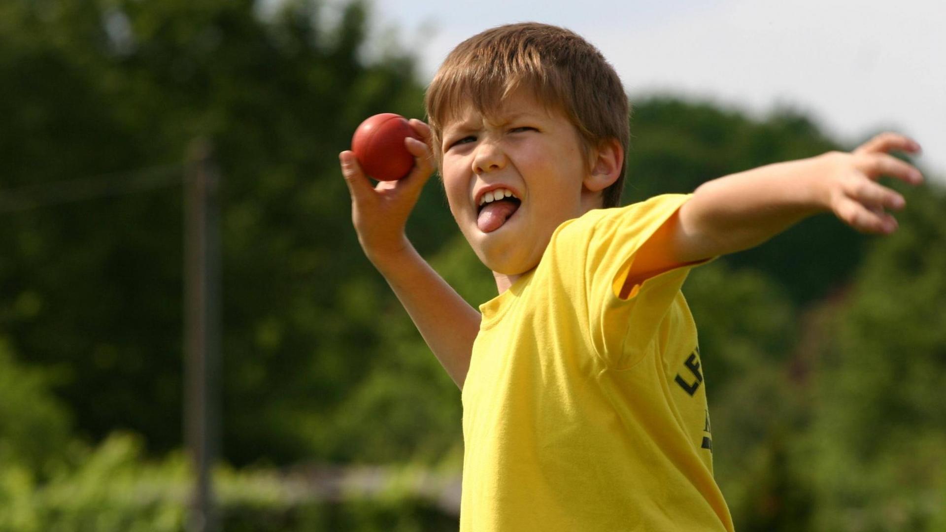 Ein Junge wirft einen Schlagball Ein Junge wirft einen Schlagball